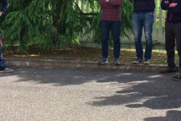 formatore spiega come azionare un estintore presso l'azienda pneumax