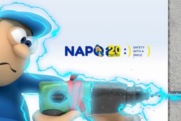 napo con il trapano prende una scossa