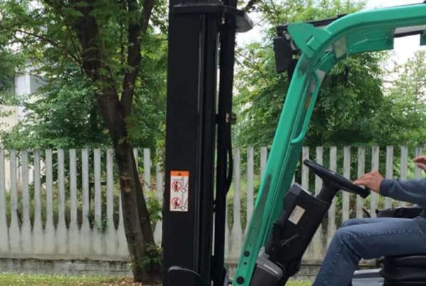 formatore addestra un lavoratore della pneumax all'utilizzo del carrello elevatore