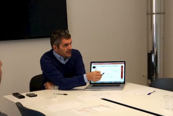 ivano ogliari spiega nella nuova aula formazione AdMelius