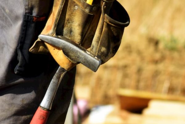 uomo con attrezzatura da cantiere