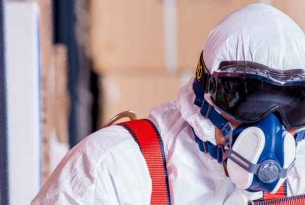 un lavoratore indossa una tuta protettiva per rischio chimico