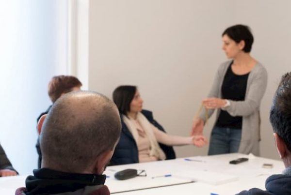una formatrice in aula admelius illustra il corso ai lavoratori