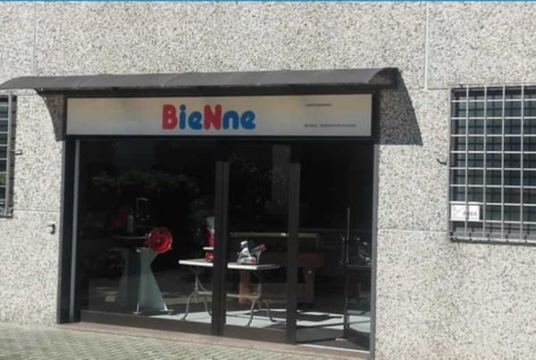 ingresso azienda bienne vetrata tavolo