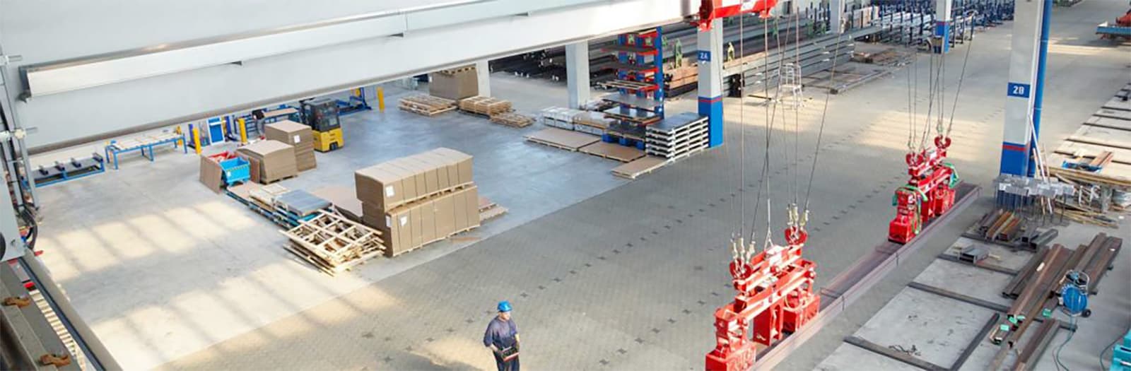 uomo utilizza un carroponte elettrico in un magazzino