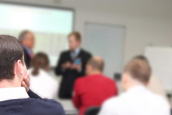 In aula due formatori illustrano i punti del corso formazione preposti