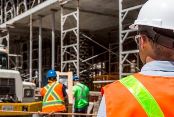 il rappresentante dei lavoratori per la sicurezza osserva un cantiere aperto