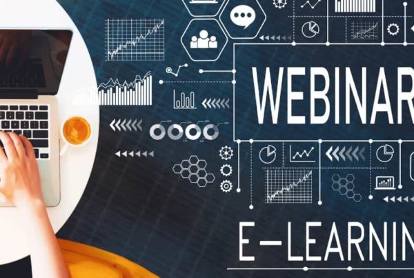 mani che scrivono su un notebook in smart working