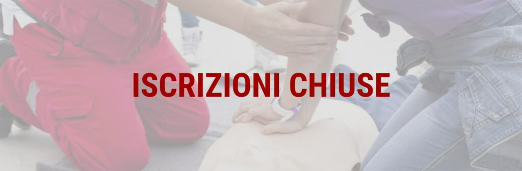 ISCRIZIONI CHIUSE istruttore primo soccorso insegna massaggio cardiaco ad un corsista con un manichino